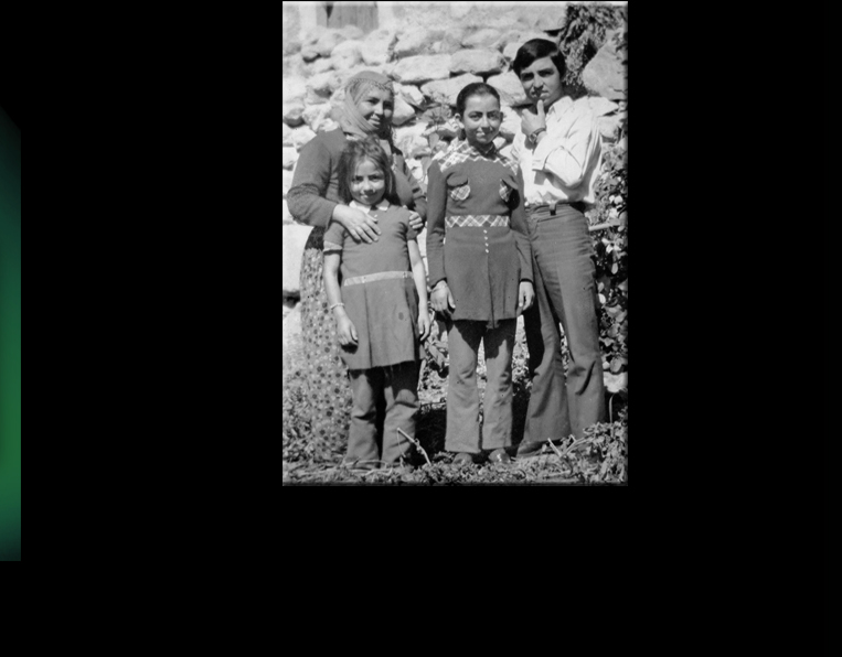 To remember their families far away in the Turkish villages, these Family-Photos were taken and send to Germany / Zur Erinnerung an das Zuhause schickten die Familien die Erinnerungsphotos an ihre Männer in Deutschland (1971)